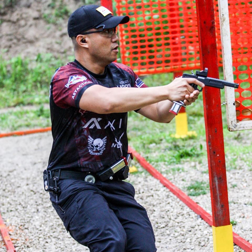 Alfred Ladores shooting his Venom Custom build at a match